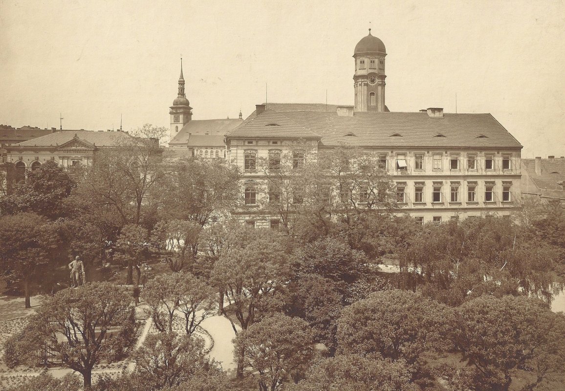 Budova bývalého piaristického gymnázia ve starém Mostě, kde knihovna sídlila od r. 1945