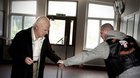 Storočný starček, ktorý vyliezol z okna a zmizol