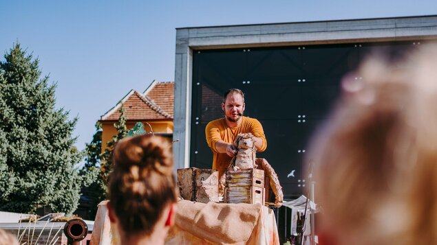 Divadlo SpozaVoza - Medová rozprávka