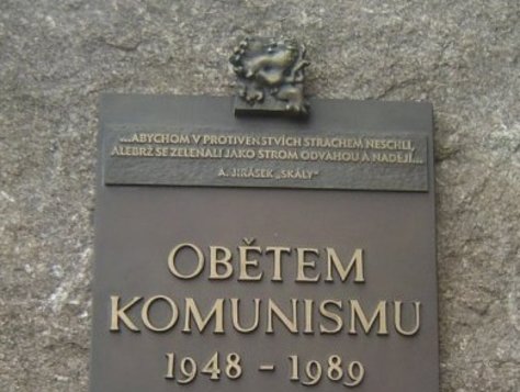 Vzpomínkové setkání u památníku Obětem komunismu
