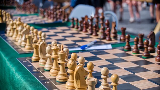 Štiavnický živý šach 2026: Simultánna partia s GM Movsesianom a GM Gledurom