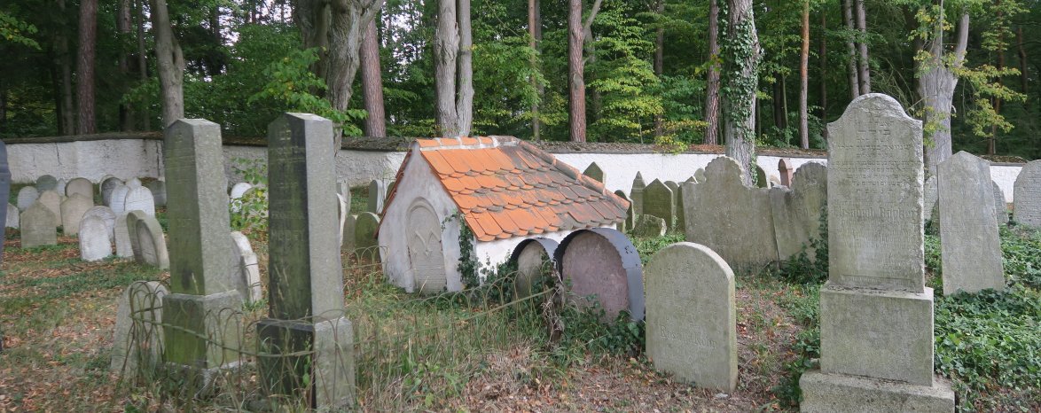 Komentovaná prohlídka židovského hřbitova v Kolodějích nad Lužnicí