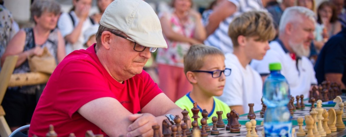 Štiavnický živý šach 2026: Simultánna partia s GM Movsesianom a GM Gledurom