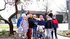 FOTO: ZDOBENIE KARSLICOVÉHO STROMU - TOJÁSFADÍSZÍTÉS