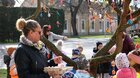 FOTO: ZDOBENIE KARSLICOVÉHO STROMU - TOJÁSFADÍSZÍTÉS