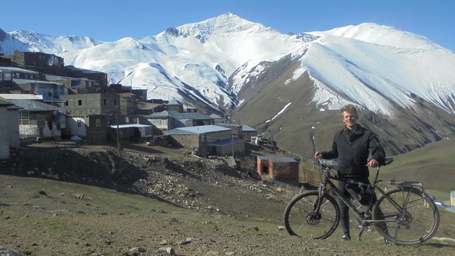 Na kole do horských vesnic Ázerbájdžánu